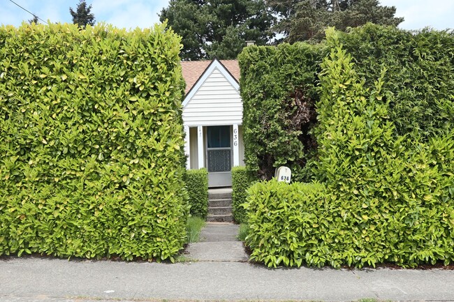 Building Photo - Classic Seattle living