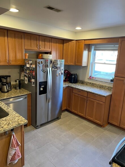 Building Photo - 126 Burnett St