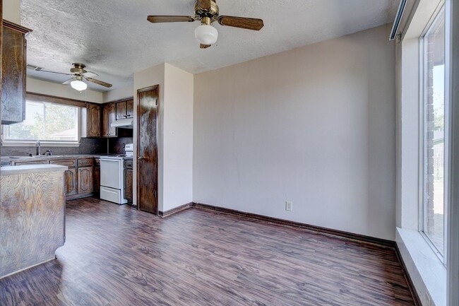 Building Photo - Spacious 2-Bedroom Duplex with Modern Upda...