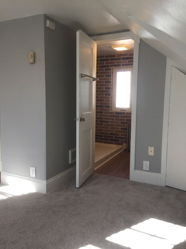 Building Photo - 202 N 5th St