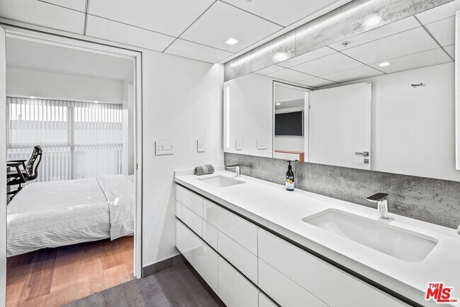 Building Photo - 13700 Marina Pointe Dr