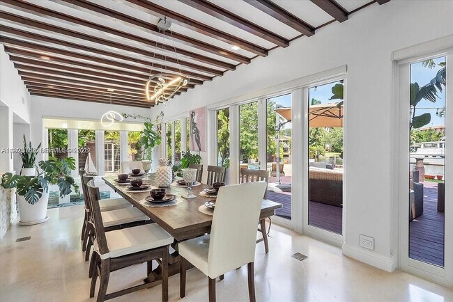 Building Photo - 800 SW 12th Ave