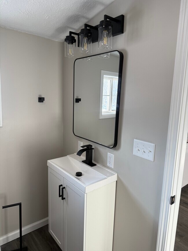 Building Photo - 2 Bedroom 2 Bath