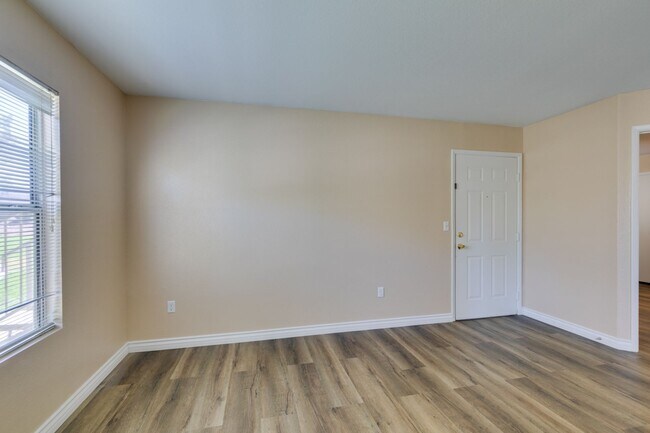 Building Photo - Beautiful 2Bed/2Bath First Floor Condo located in Silverado Ranch