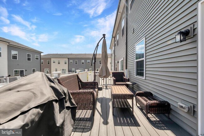 Building Photo - 256 Stallion St