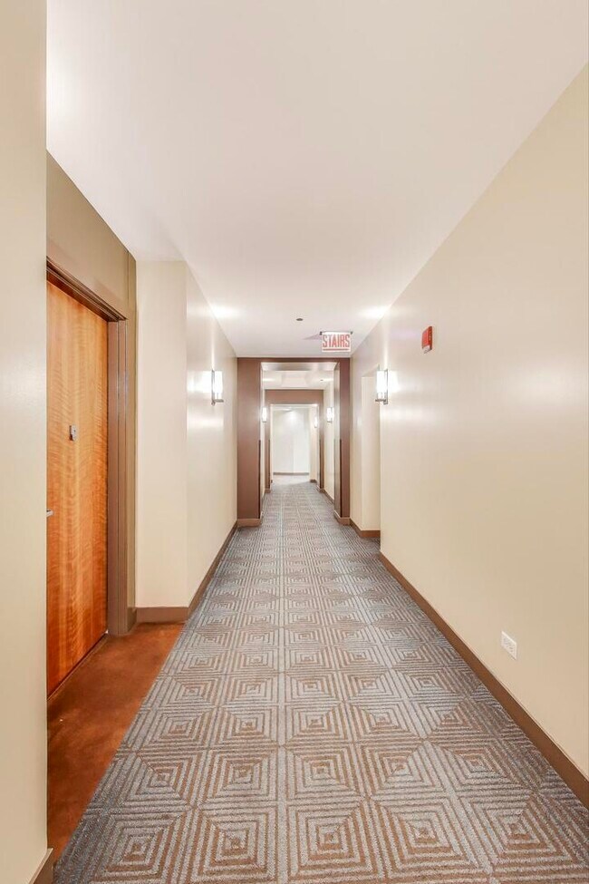Building Photo - 1211 S Prairie Ave