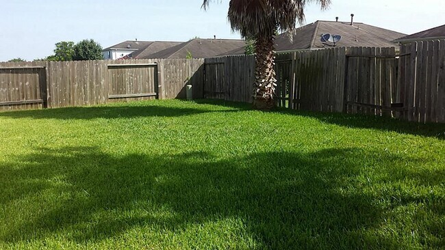 Building Photo - 2015 Foxhill Dr