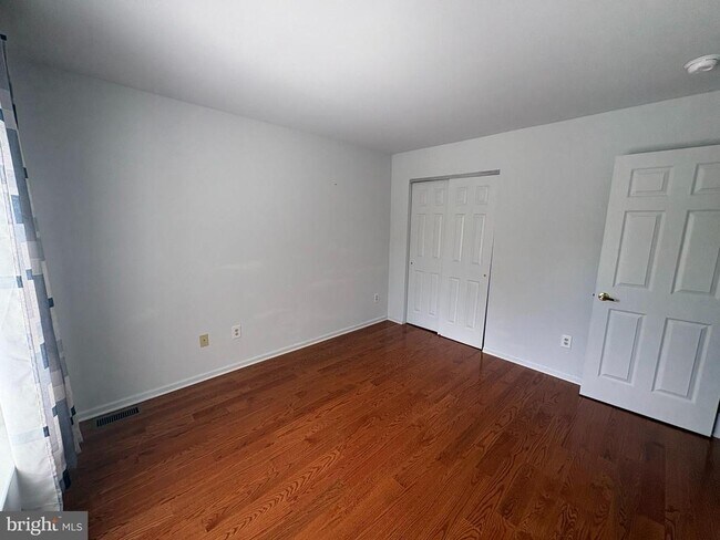 Building Photo - 208 Castle Dr
