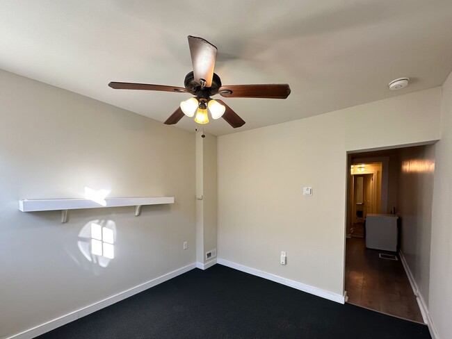 Building Photo - Bright 2 Bed 1 Bath Townhome w/ Den in But...