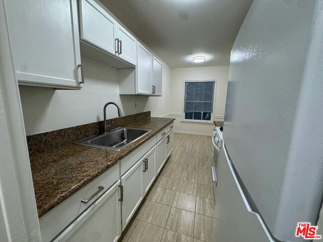 Building Photo - 127 N Doheny Dr