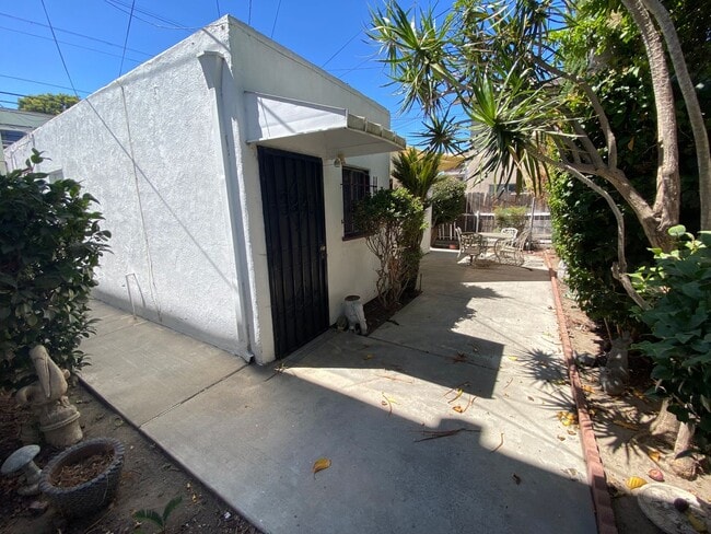 Building Photo - Cute 1 Bedroom 1 Bathroom Long Beach Apartment For Rent!