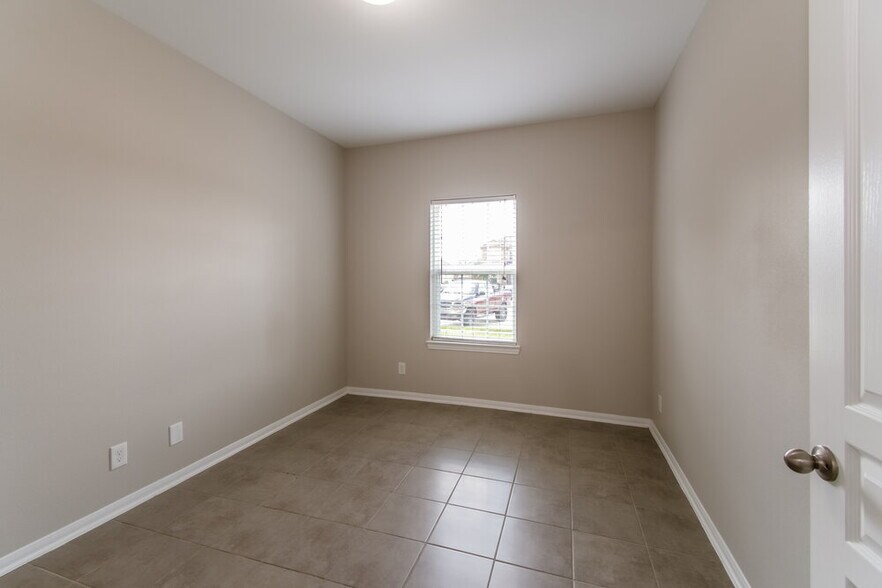 Building Photo - 323 Ginseng Ln