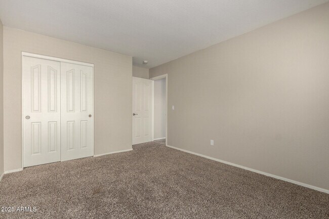 Building Photo - 4122 E Palm Beach Dr