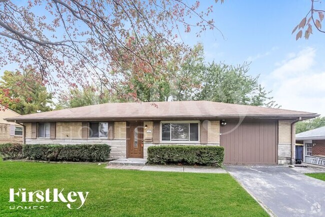 Building Photo - 221 Grovewood Dr