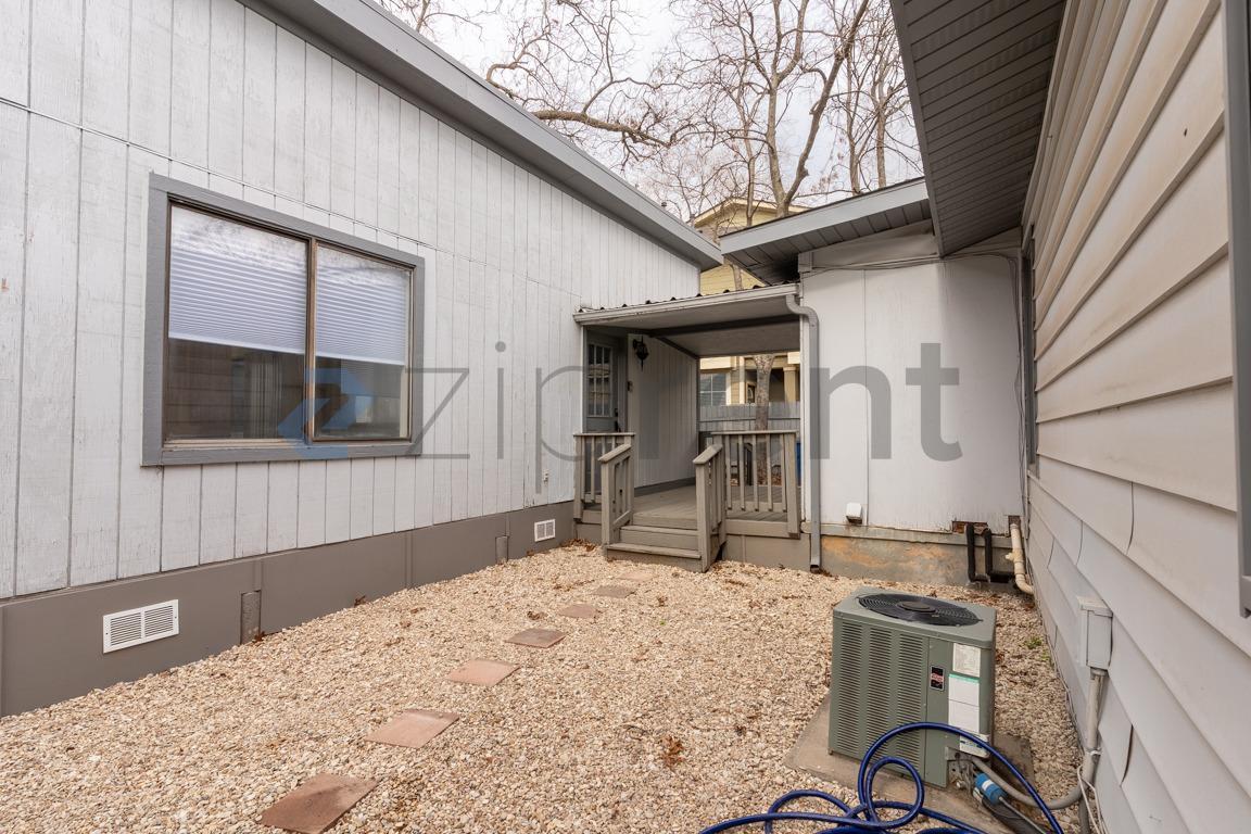 Building Photo - 703 Nelray Blvd