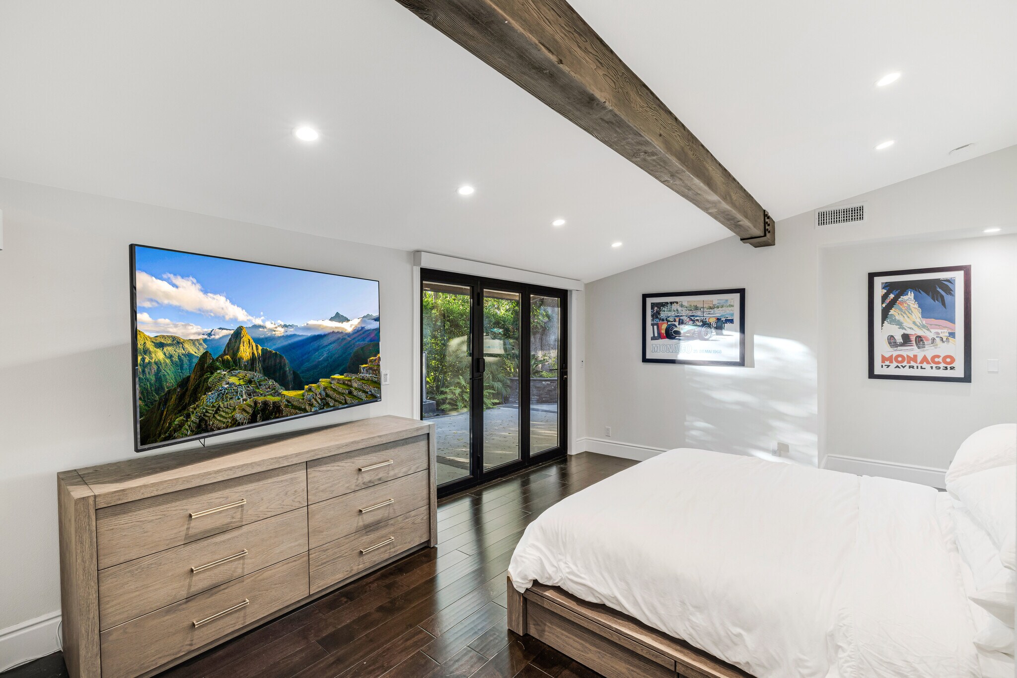 Building Photo - 16725 Oak View Dr
