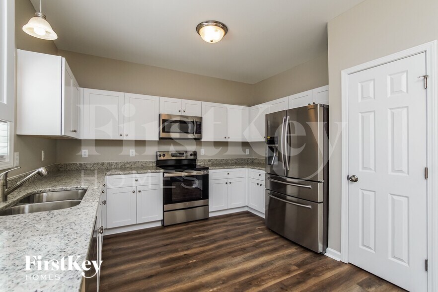 Building Photo - 925 Troubadour Ln