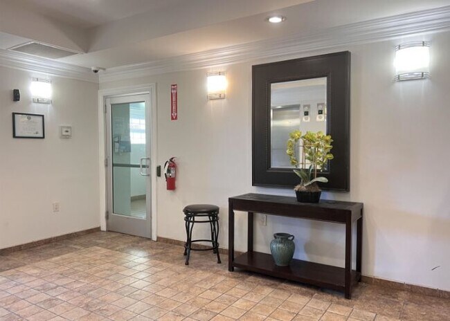 Building Photo - 1209 Summit Ave