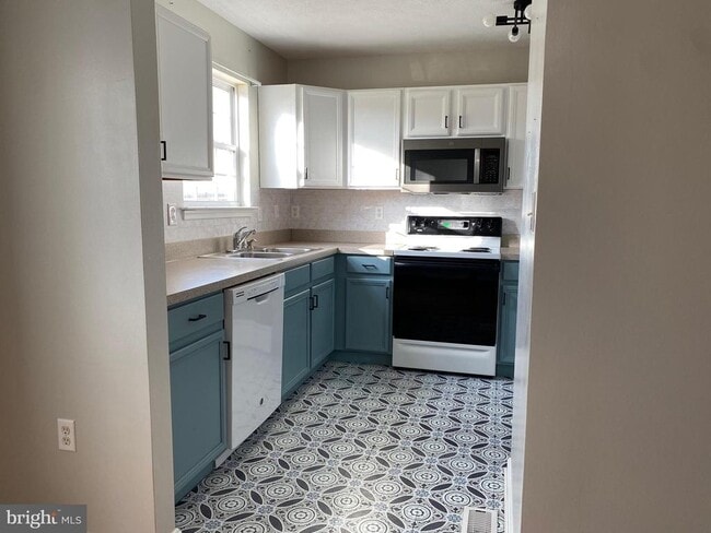 Building Photo - 142 Surrey Club Ln