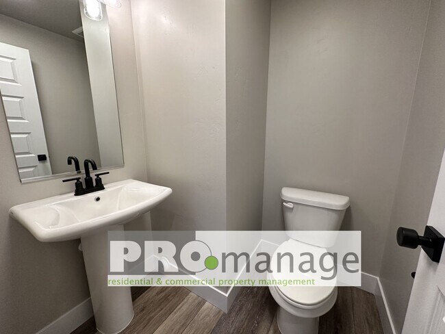 Building Photo - 3 Bed, 2.5 Bath Townhome w/ 2-Car Garage - NEAR NEW - Ammon