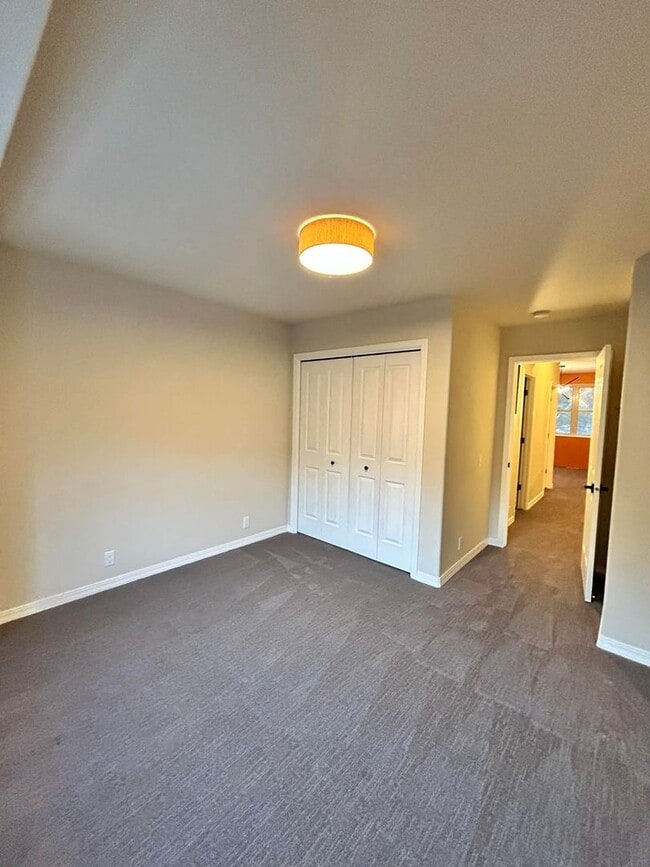 Building Photo - Modern 2-Bedroom Condo with Loft & 2 Car Garage!
