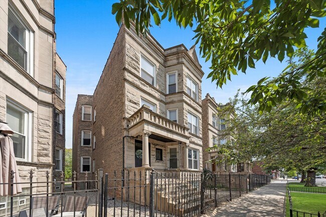 Primary Photo - 3106 W Fullerton Ave