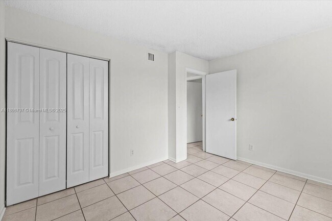 Building Photo - 6900 SW 39th St