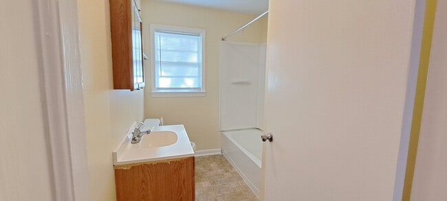 Building Photo - 806 S Best St