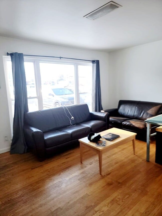 Building Photo - Aug. 2026 Pre-Lease Spacious 5-Bedroom Home in Desirable South Boulder Neighborhood