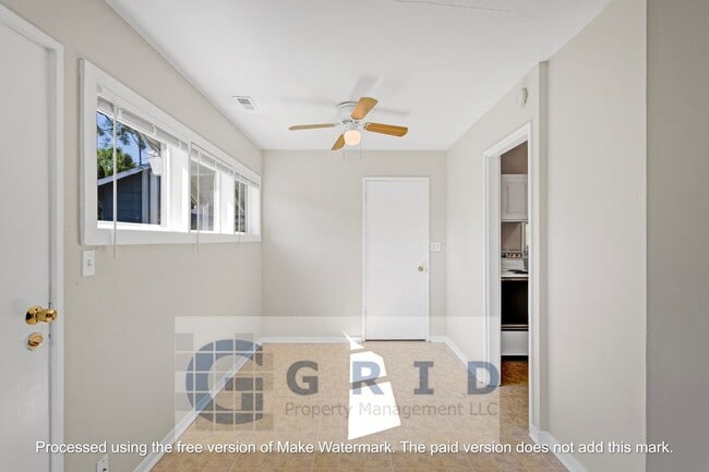 Building Photo - Charming 2 Bedroom Bungalow Available in N...