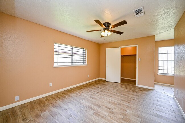 Building Photo - 2667 Grand Canyon Dr