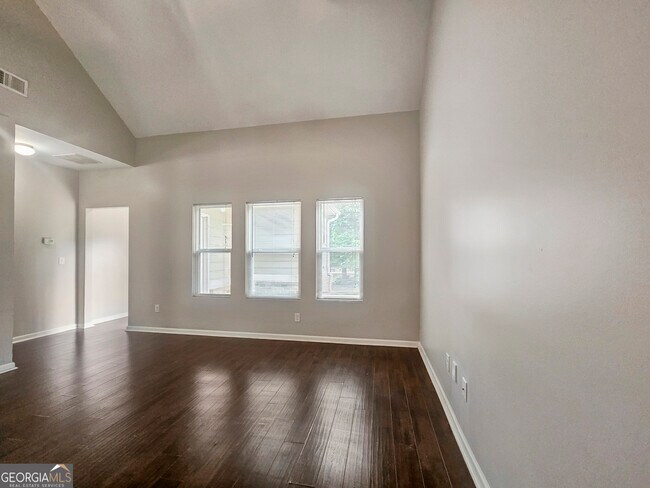 Building Photo - 213 Daisy Cir
