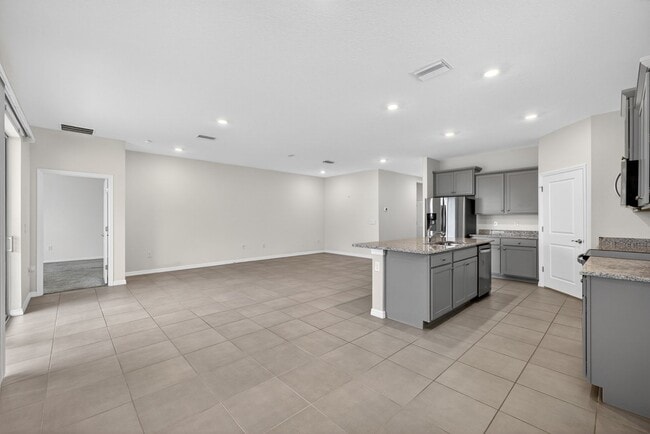 Building Photo - 4 Bedroom in Gated Community!