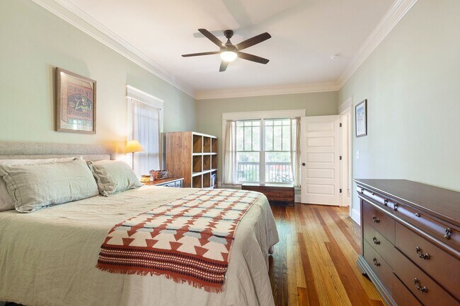 Building Photo - Beautiful 4/4 Plus Office, 4 Blocks From E...