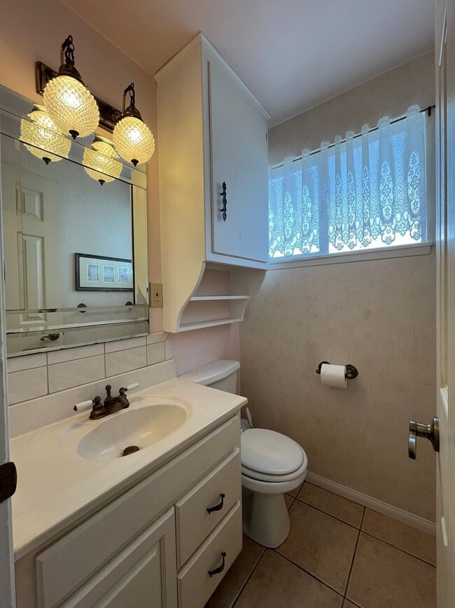 Building Photo - Simi 2+1.5 w/bonus room, RV parking + grea...