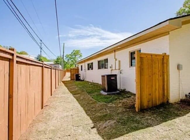 Building Photo - 306 W College St