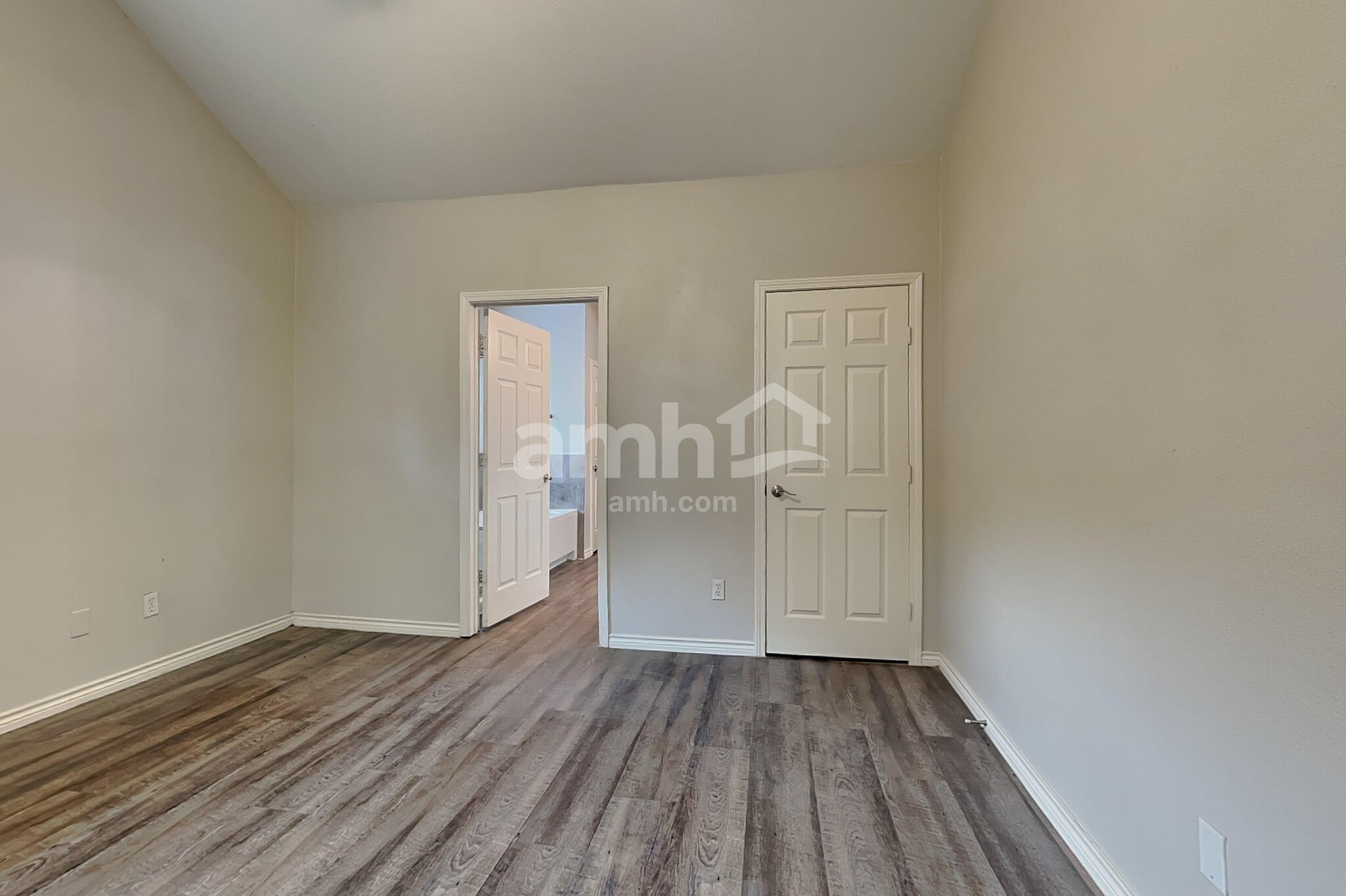 Building Photo - 10931 S Falls Terrace