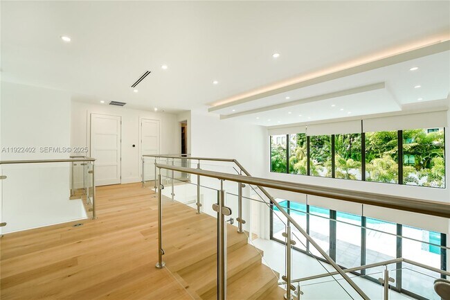 Building Photo - 333 NE Spanish Ct