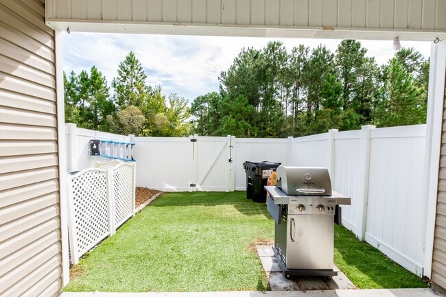 Building Photo - Ready to live close to the beach?