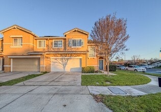 Building Photo - Fantastic. Three bedroom in Gilroy. Corner Lot