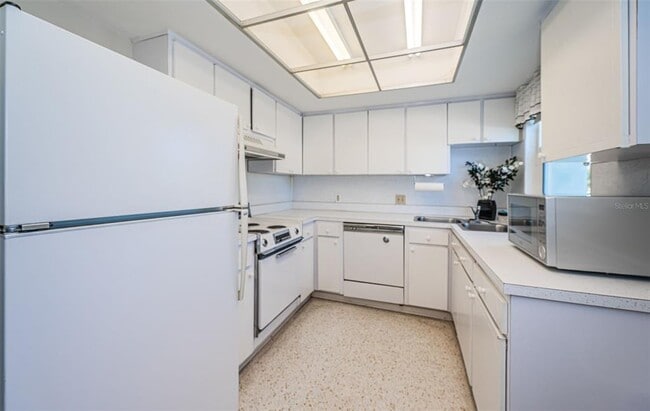 Building Photo - 300 64th Ave