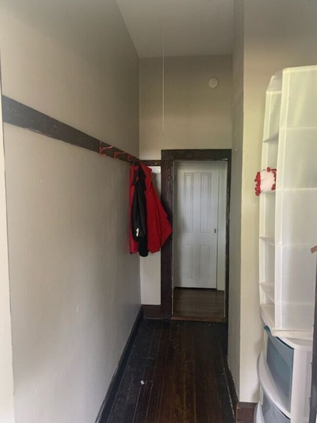 Building Photo - 3 bedroom, 2 bath House - Available August...