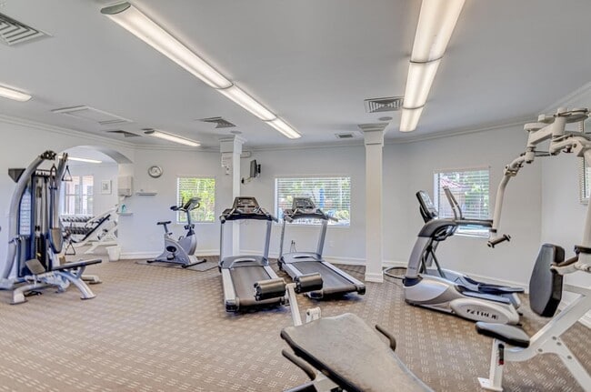 Building Photo - 500 Uno Lago Dr