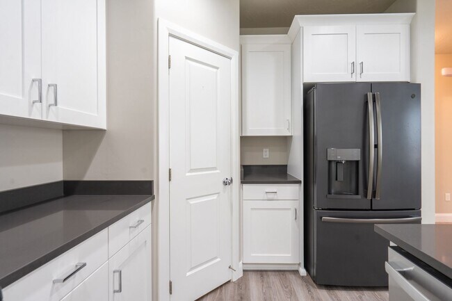 Building Photo - Newer Home in Prime Location with Spacious Layout & Two Living Areas