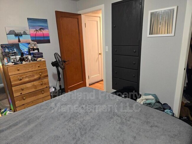 Building Photo - 1160 NE Lake St