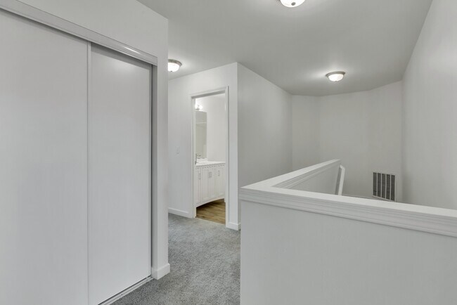 Building Photo - Silver Lake Home Available now