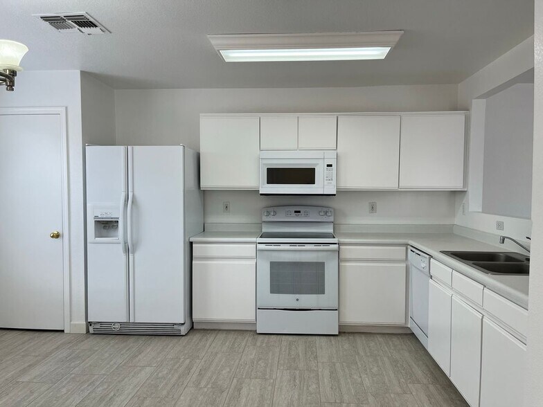 Building Photo - 2403 E Palm Beach Dr