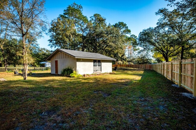 Building Photo - Charming 2 bedroom home on a large lot on ...