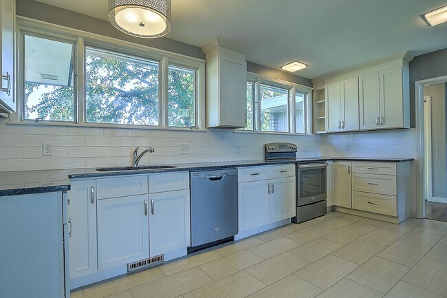 Building Photo - 3 Bdrm / 2 Bath One Level Home   Kingsport, TN