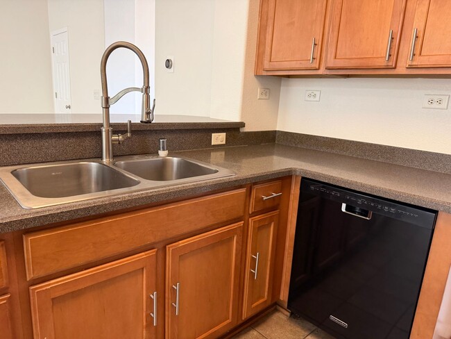 Building Photo - Gorgeous 4 bedroom 2 story home in Anatolia